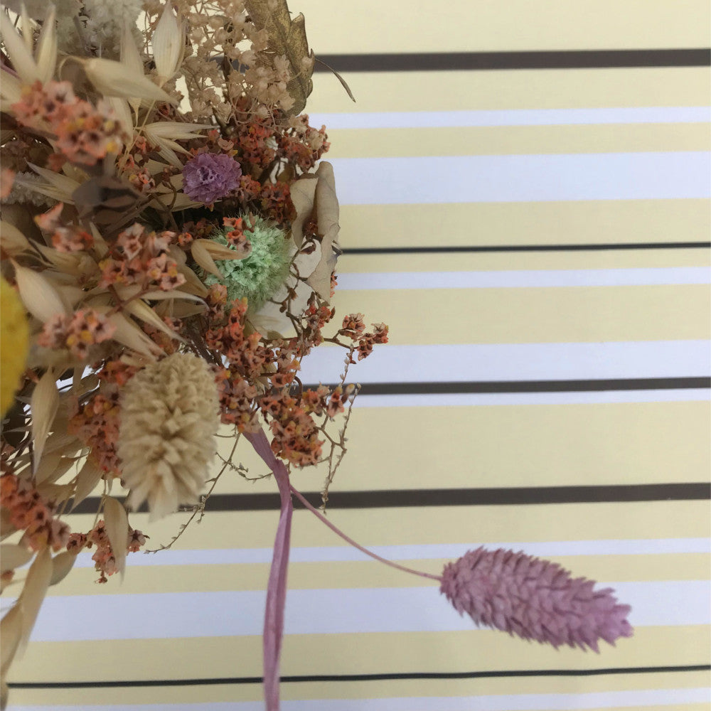 Heno Stripe – Randig Gul – textilvaxduk med glidskydd