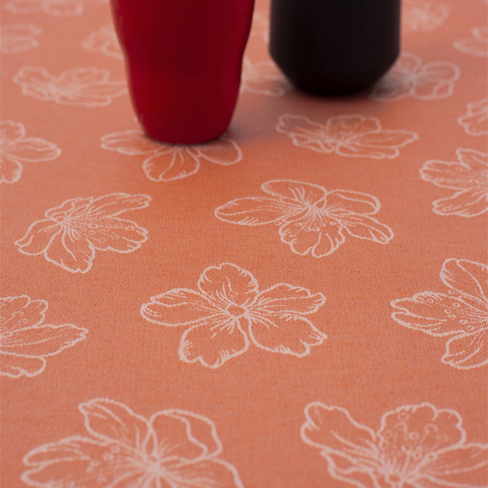 Adalis Orange – Damastvävd textilvaxduk med streckblommor, 140 cm