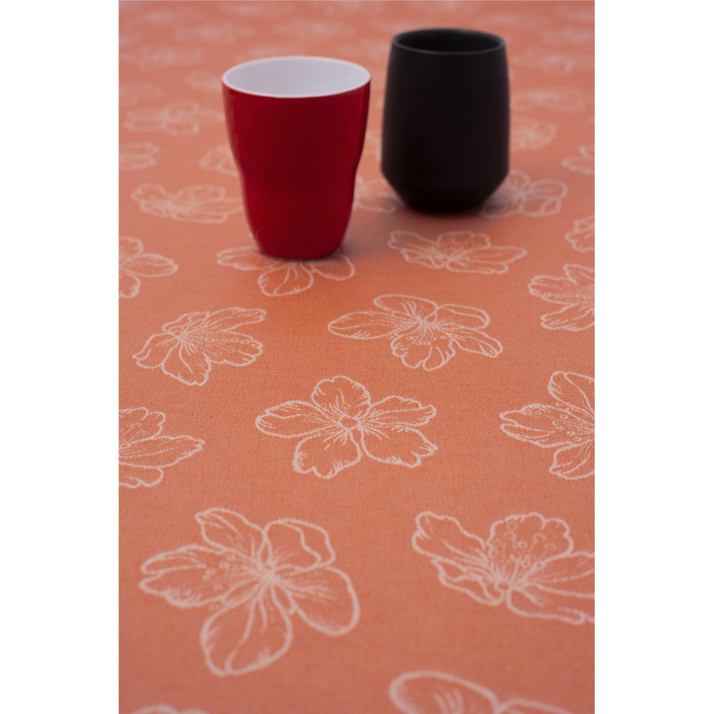 Adalis Orange – Damastvävd textilvaxduk med streckblommor, 140 cm