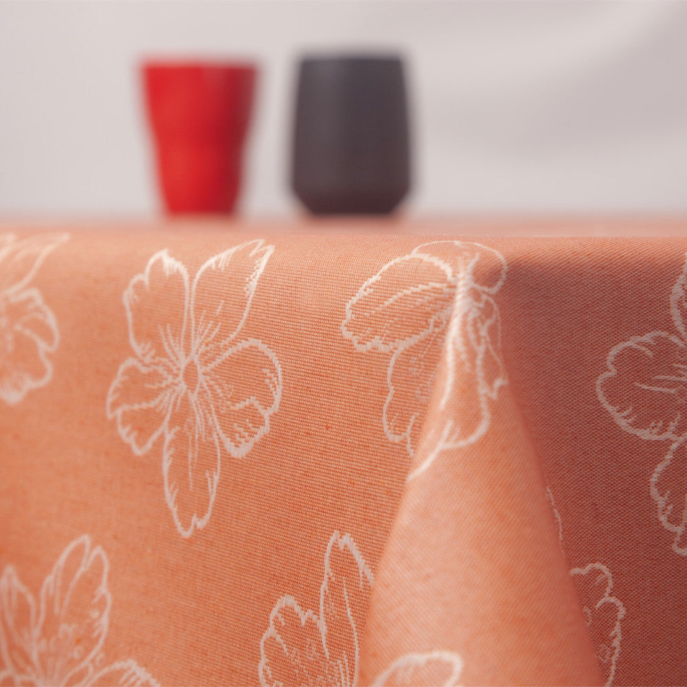 Adalis Orange – Damastvävd textilvaxduk med streckblommor, 140 cm