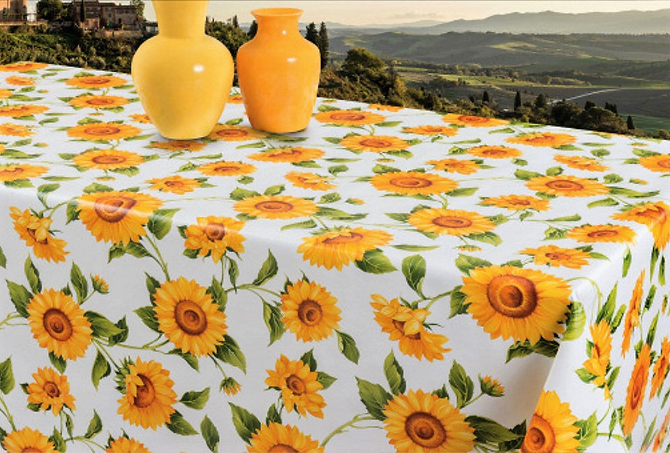 Solrosor - Vaxduk i gult och orange på vit bas, 160 cm bred miljöbild