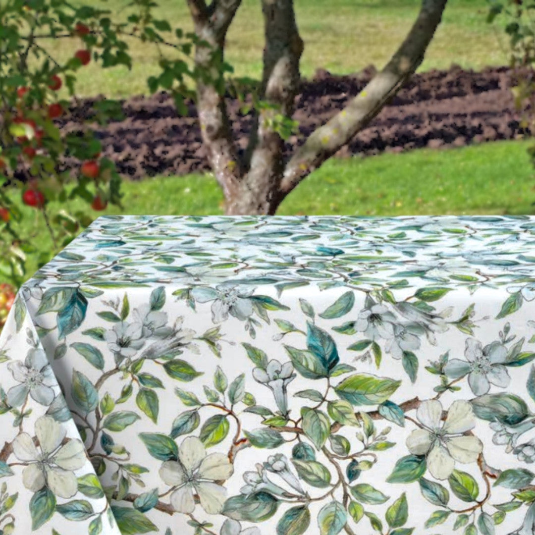 Apple Blossom Blue – Vaxduk med klassiskt blommotiv, 160 cm bred