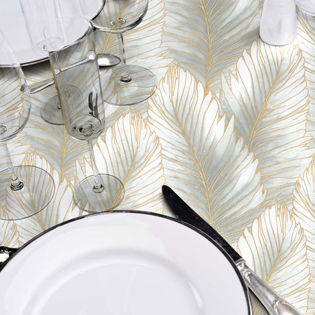 Betty Golden Palm – Elegant vaxduk med gyllene palmblad, närbild