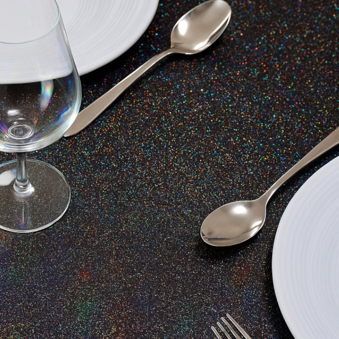 Black Rainbow – Svart vaxduk med glimmereffekt, närbild