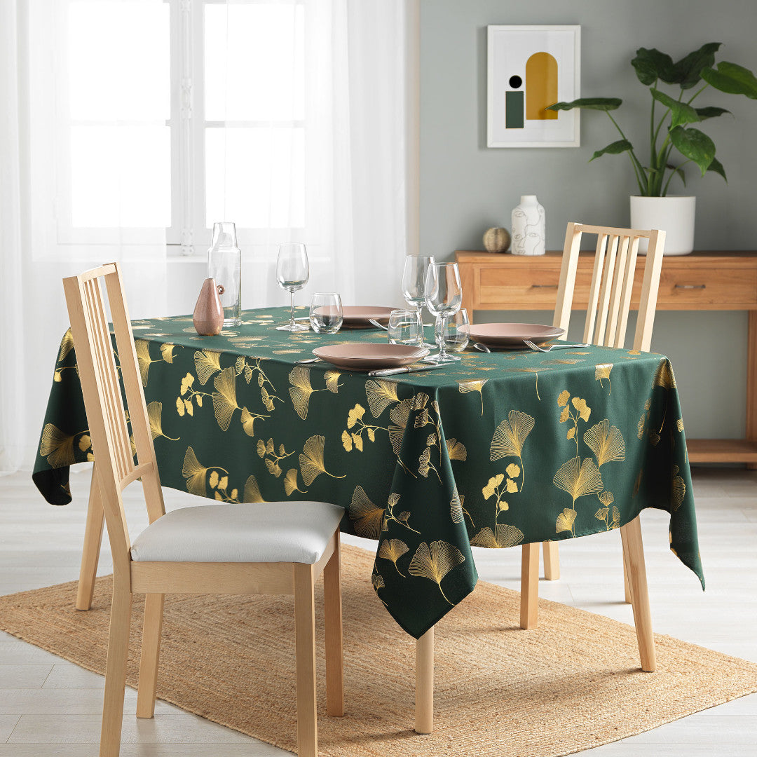 Bloomy Metallic Print - Grön/Guld - Julbordsduk med fläckskydd, 150 x 240 cm