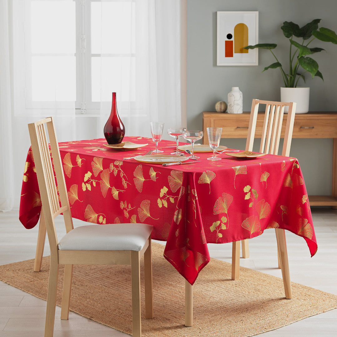 Bloomy Metallic Print - Röd/Guld - Julbordsduk med fläckskydd, 150 x 240 cm