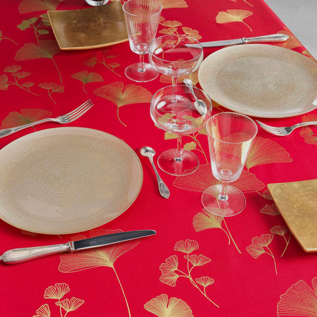 Bloomy Metallic Print - Röd/Guld - Julbordsduk med fläckskydd, 150 x 300 cm