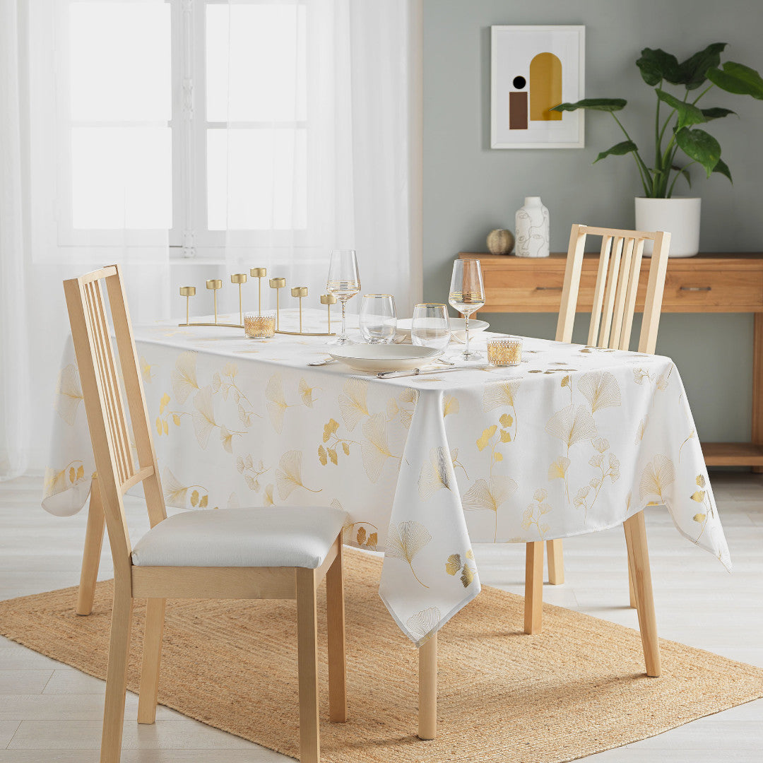 Bloomy Metallic Print - Vit/Guld - Julbordsduk med fläckskydd, 150 x 240 cm