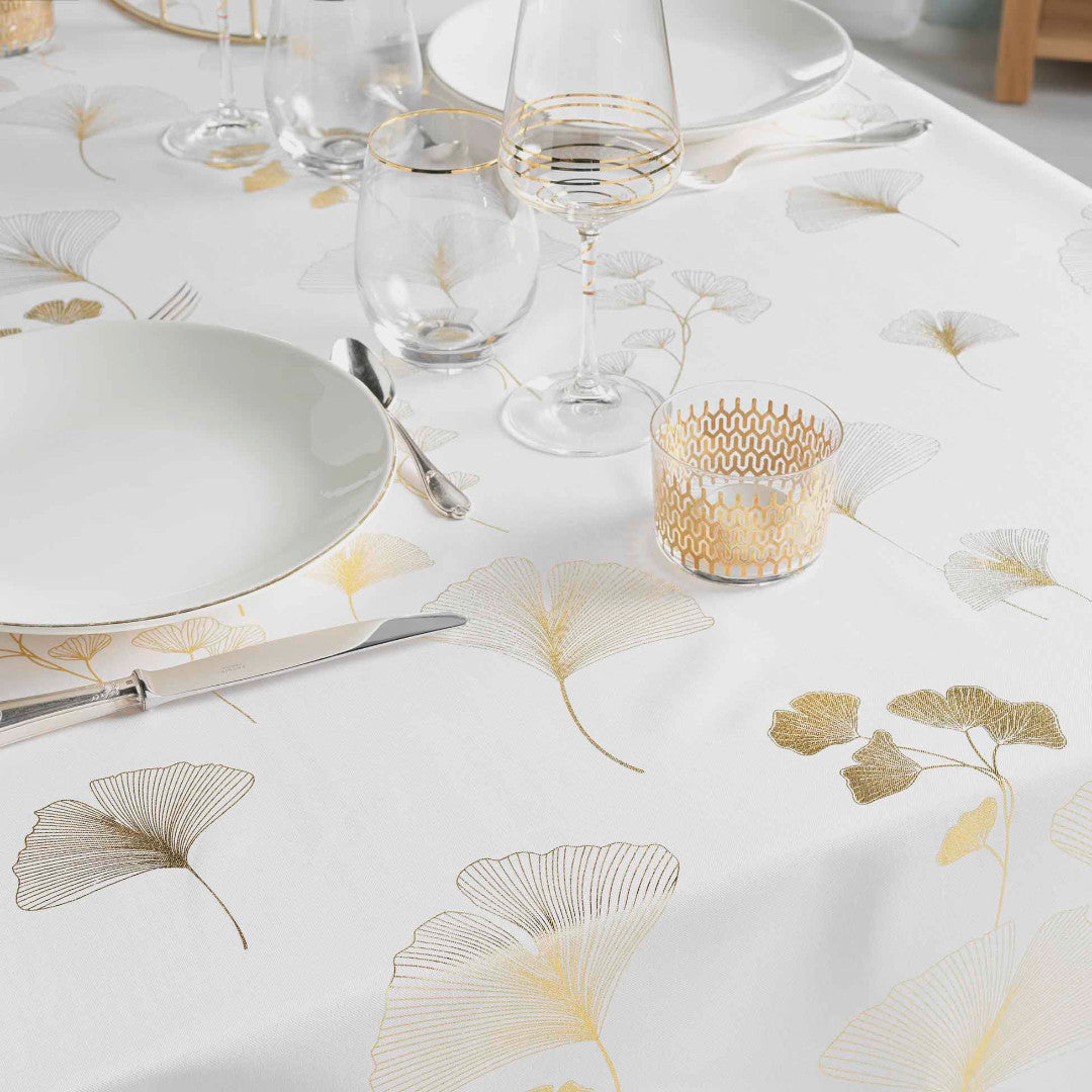 Bloomy Metallic Print - Vit/Guld - Julbordsduk med fläckskydd, 150 x 240 cm