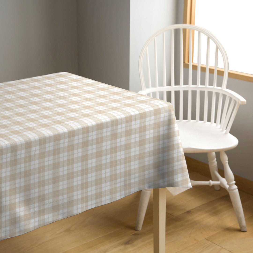 Brent Beige – Klassisk rutig vaxduk i ljusa nyanser, miljöbild