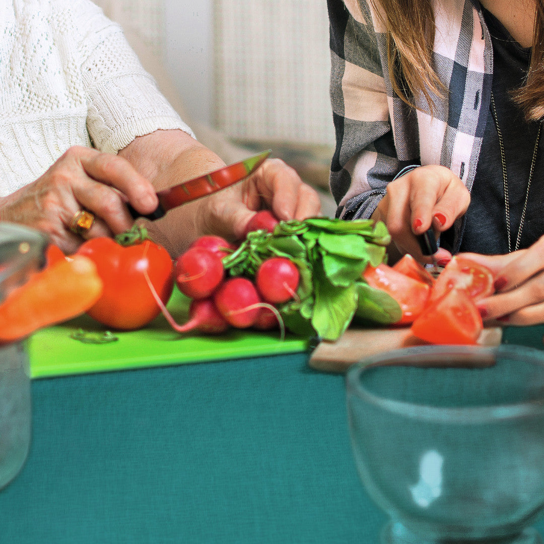 Capri Petrol - Kraftig enfärgad vaxduk i djup blågrön nyans, närbild