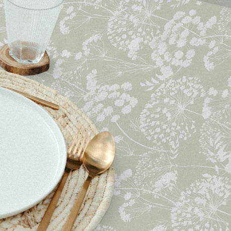 Ceres – Textilvaxduk med blomsilhuetter i dammig grön, närbild