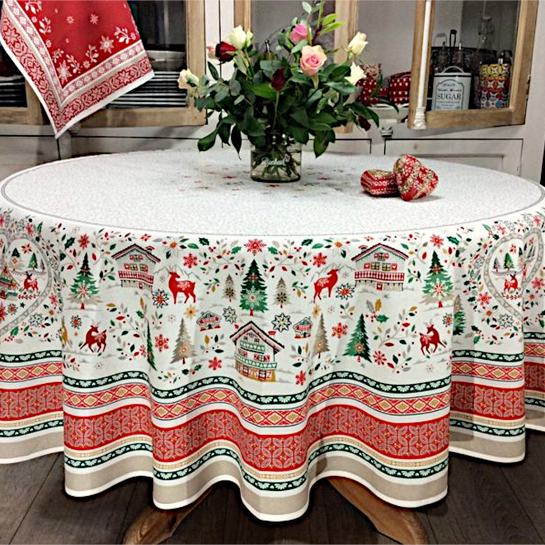 Cervin Röd Grön - Stor rund akrylbelagd fransk julduk Ø 230, miljö