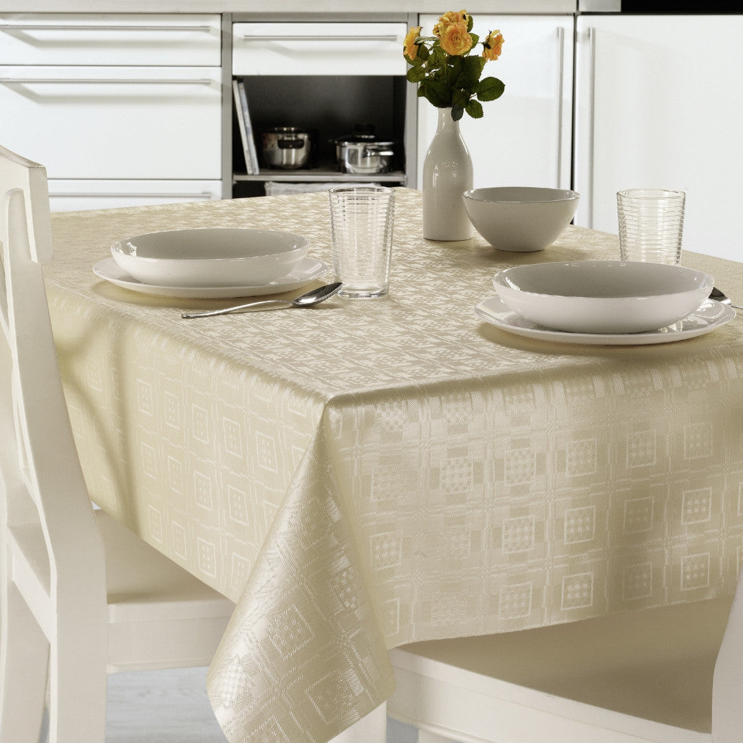 Champagne Damast - Elegant vaxduk med klassiskt damastmönster i champagne, miljö