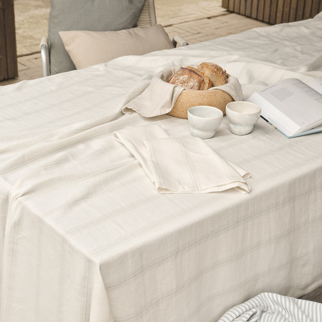 Compliments linneduk Brise, Grå/Grön - 200 x 200 cm, på bord