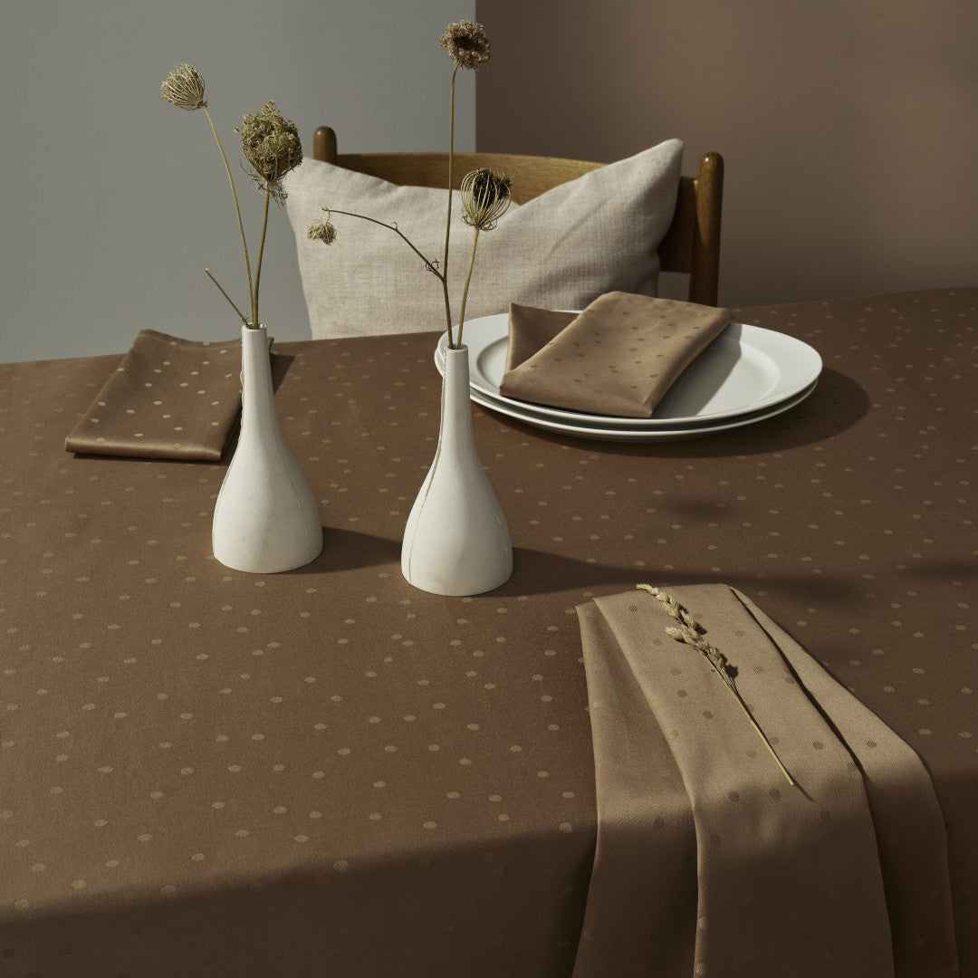 Compliments Damastduk Confetti, Walnut – 150 x 250 cm, närbild