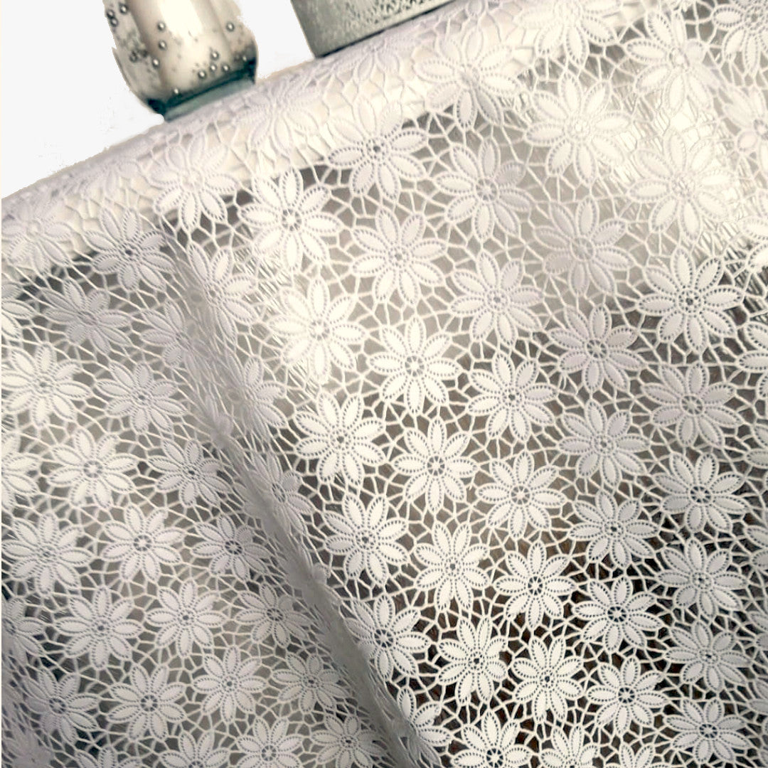 Daisy Lace – Krämfärgad spetsvaxduk med små blommor, närbild