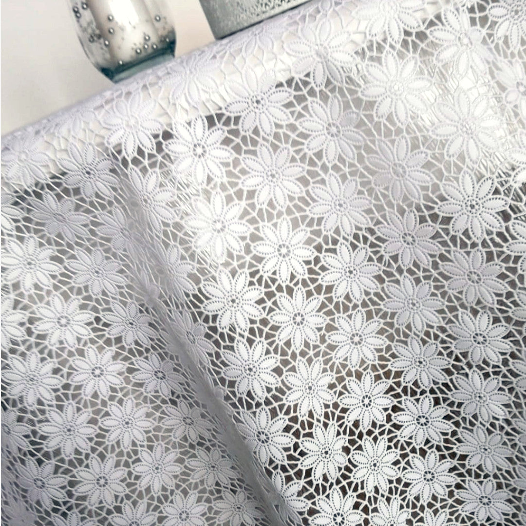 Daisy Lace – Vit spetsvaxduk med små blommor, närbild