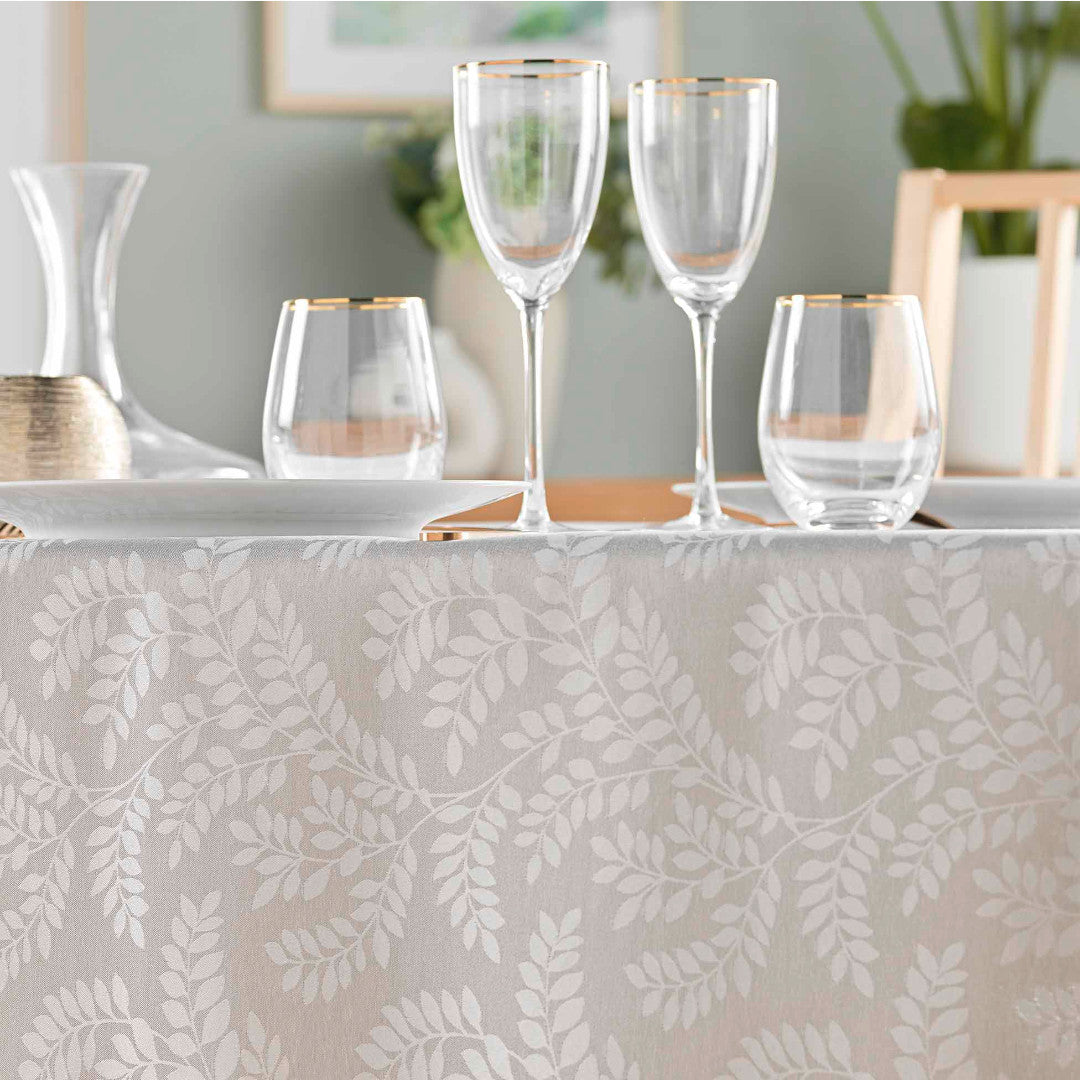 Doriane Taupe – Damastduk med vävt bladmönster – 140 x 240 cm, närbild