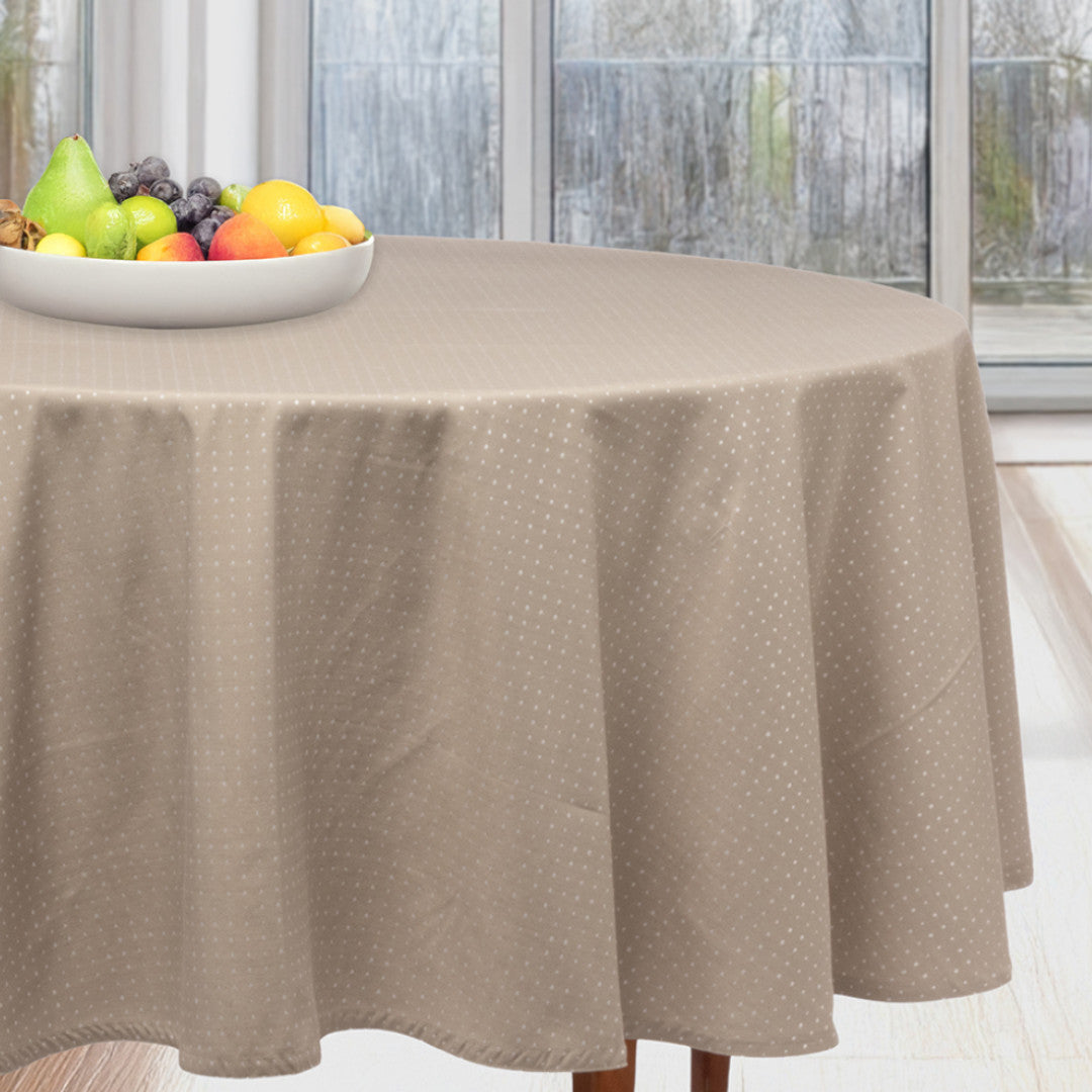Dotea Beige – Rund damastduk med prickar, Ø 200 cm, miljö