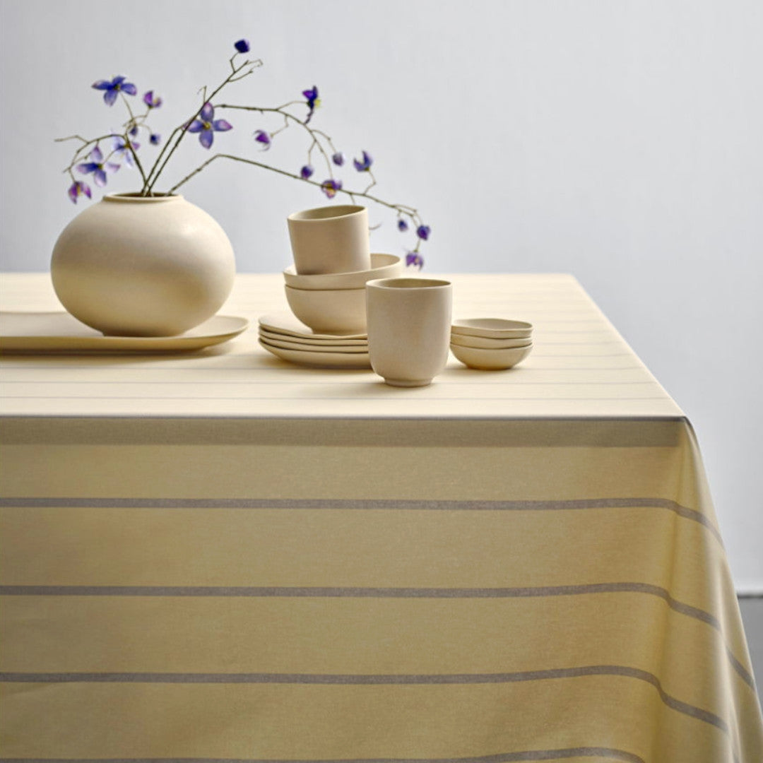 Echo yellow – Södahl textilvaxduk i 100% bomull med glidskydd, bord