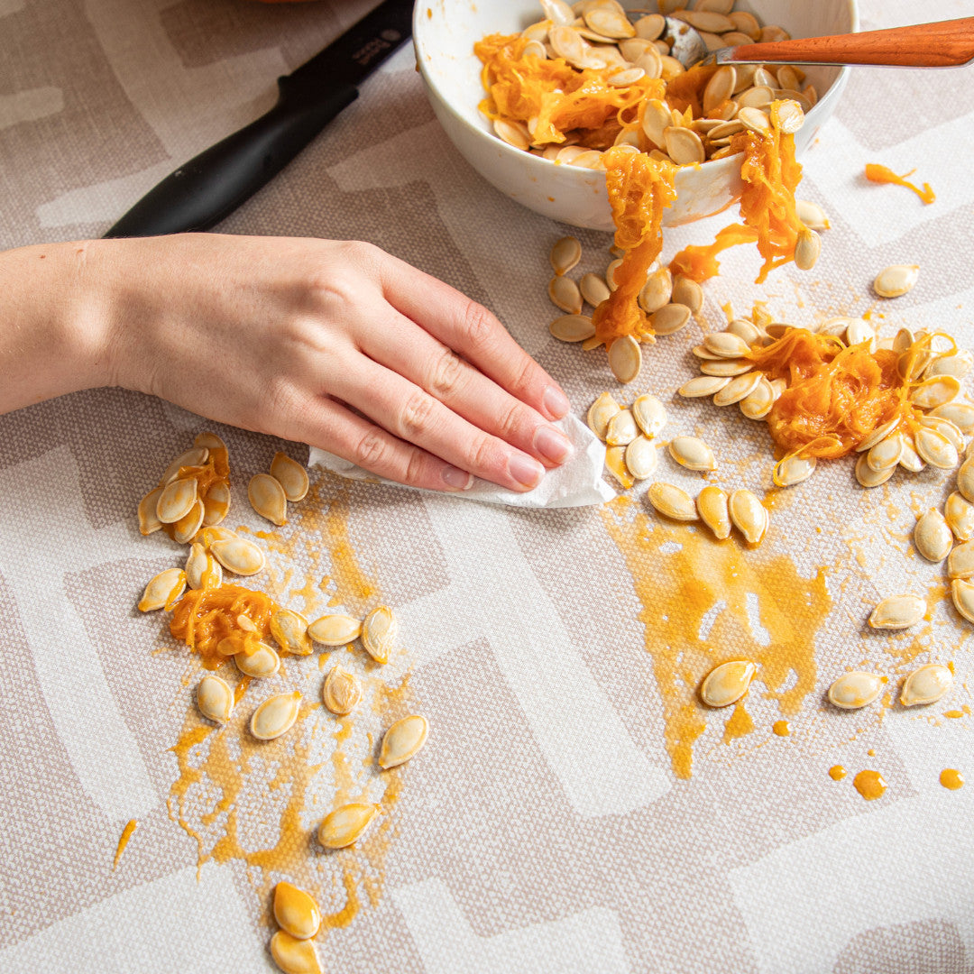 Ellada - Extra kraftig vaxduk i beige med grafiskt mönster, närbild