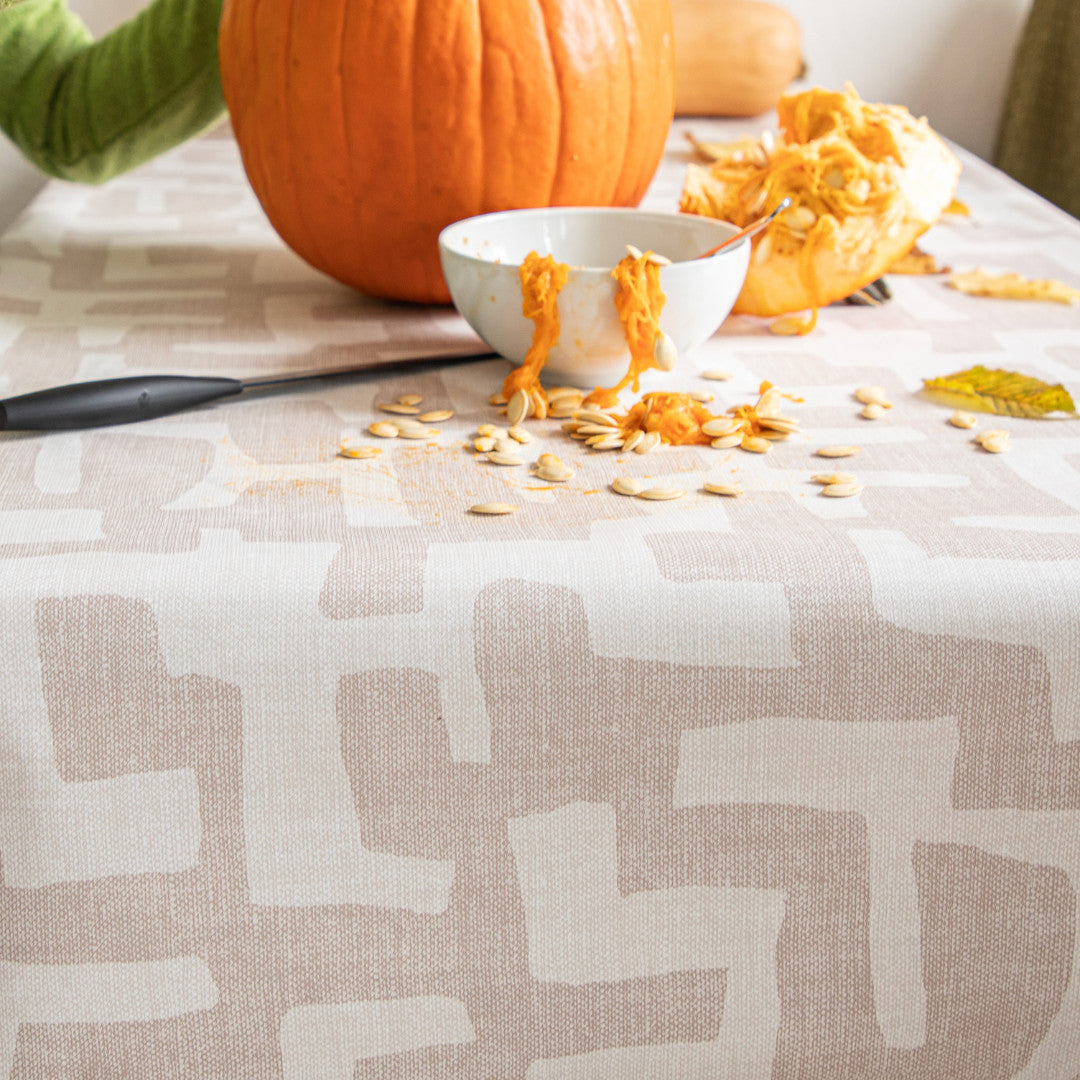 Ellada - Extra kraftig vaxduk i beige med grafiskt mönster