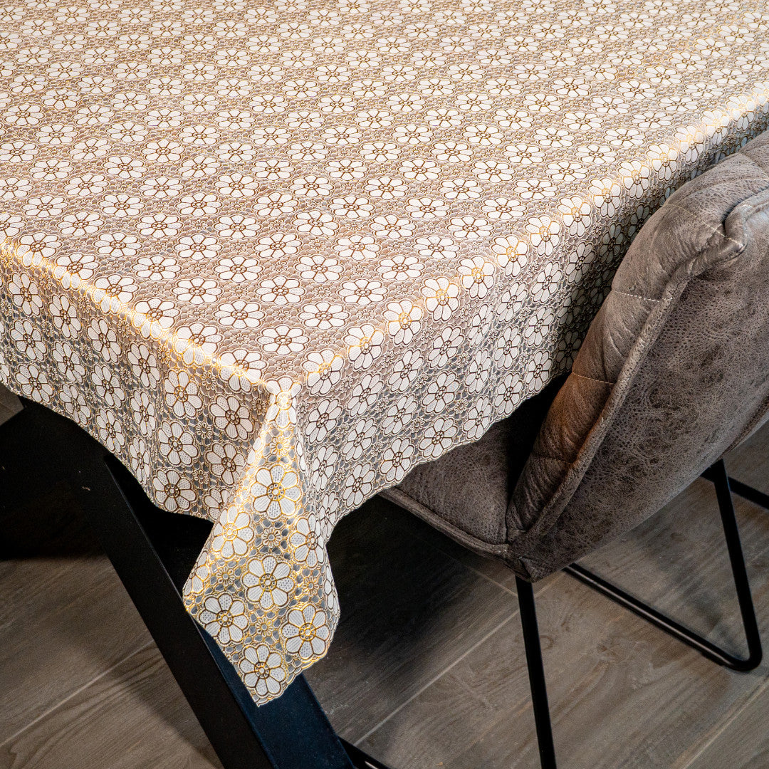 Flora Lace Gold – Spetsvaxduk med gyllene blommönster