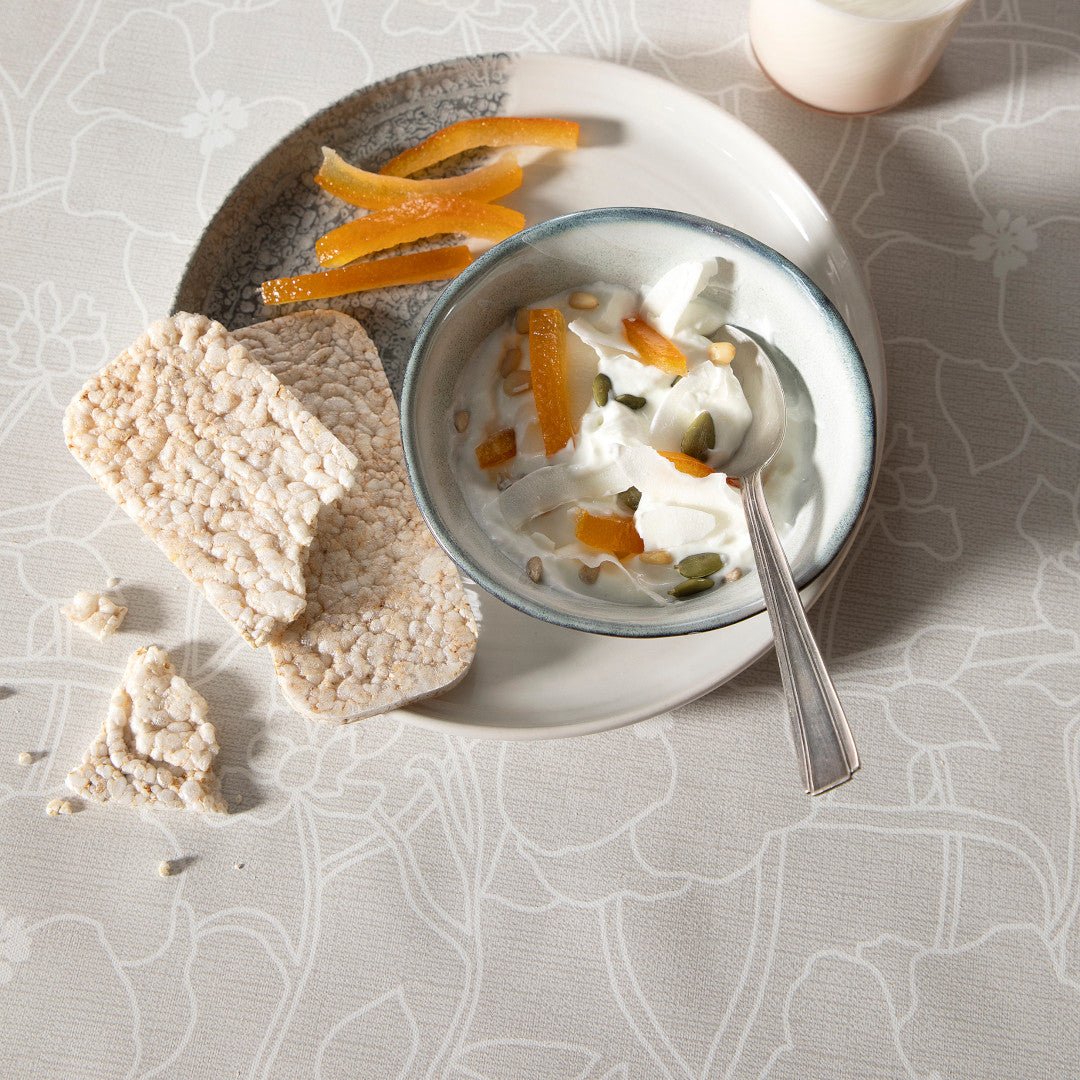 Flower Jam Earl Grey – Captain Cook vaxduk med diskret blommönster närbild