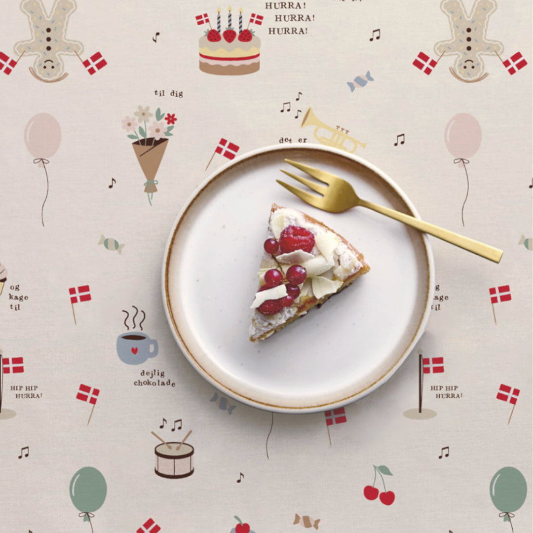 Födelsedag Röd – Södahl textilvaxduk i 100% bomull med glidskydd, närbild