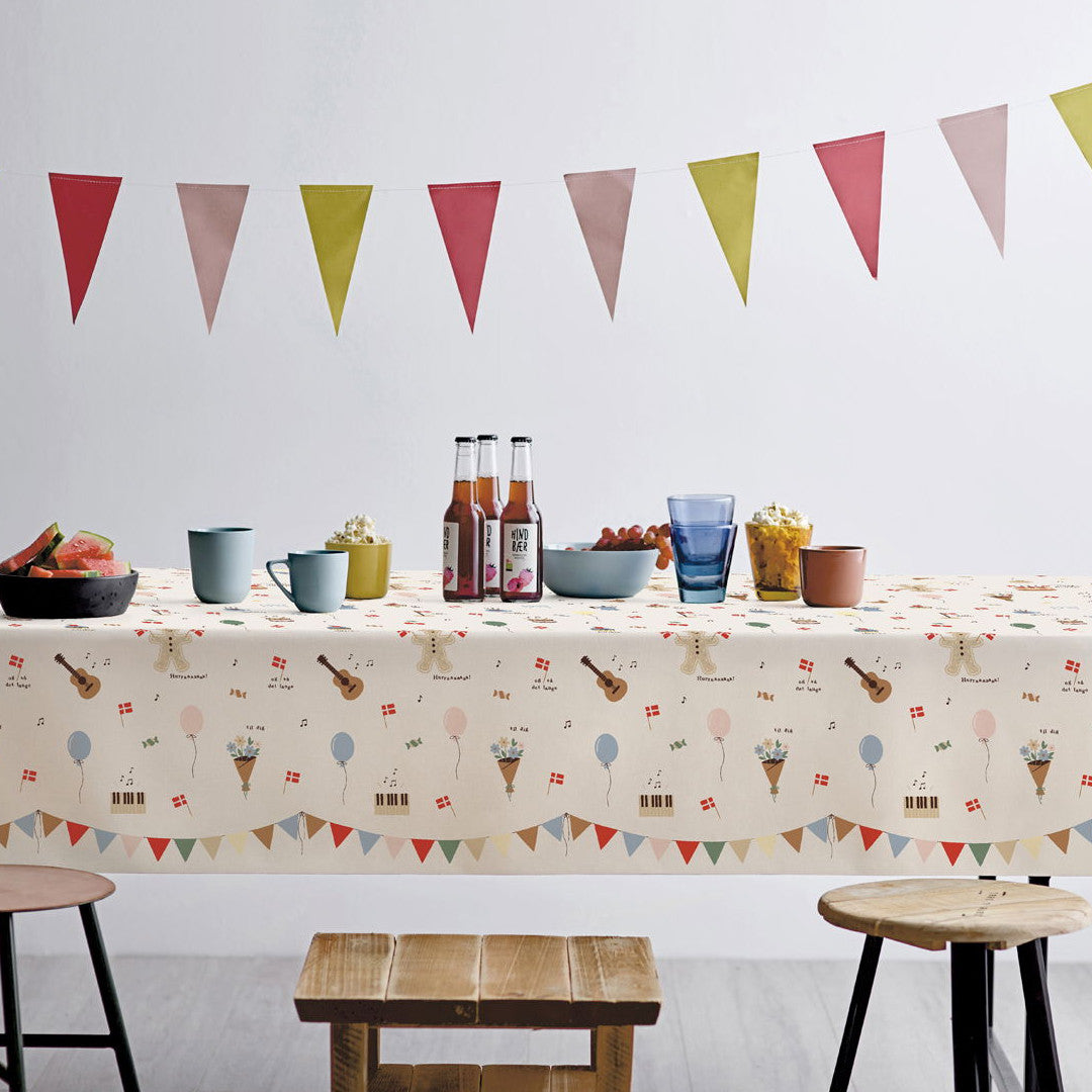 Födelsedag Röd – Södahl textilvaxduk i 100% bomull med glidskydd, miljö