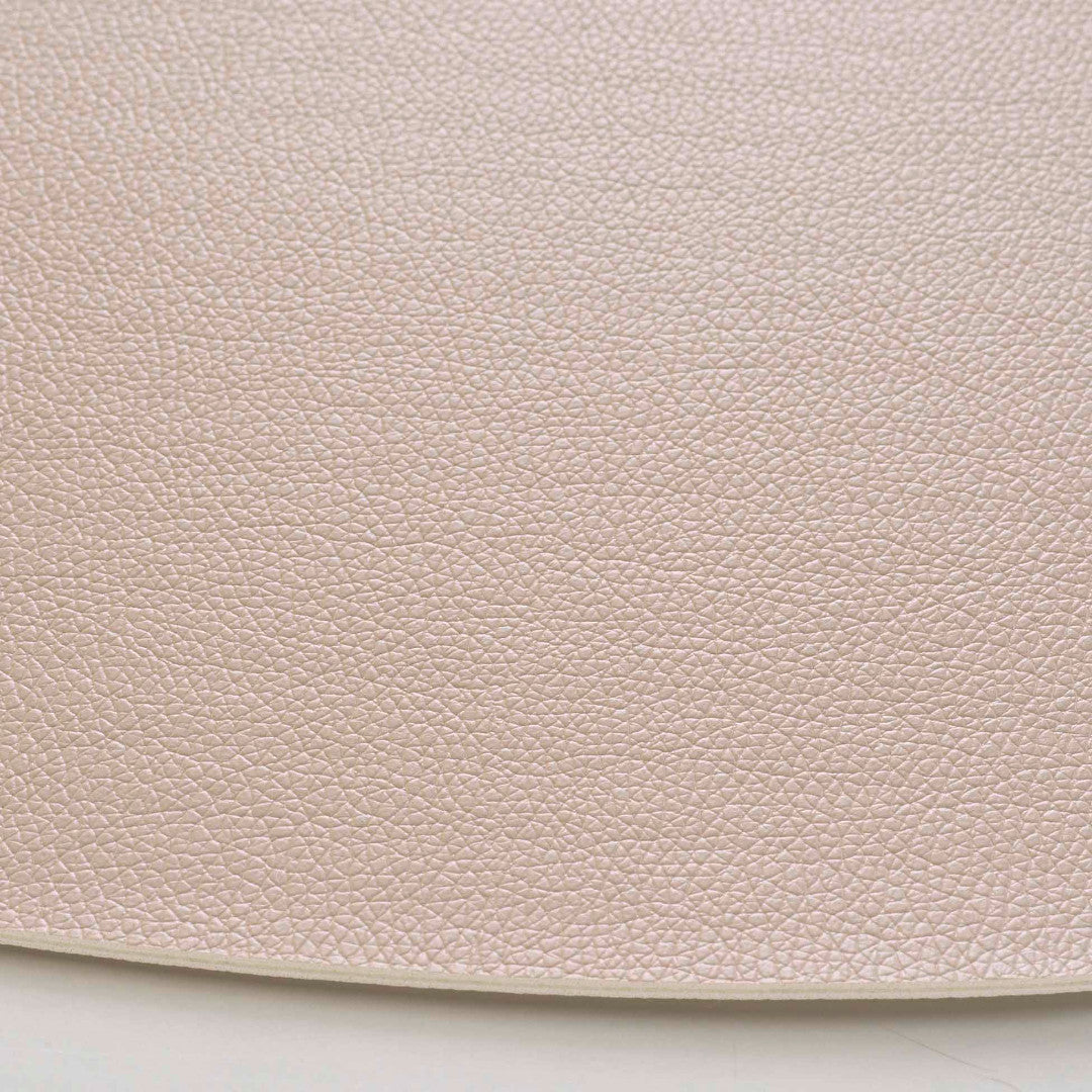 Galita Cream – Bordstablett i konstläder 37 x 45 cm, vändbar, närbild