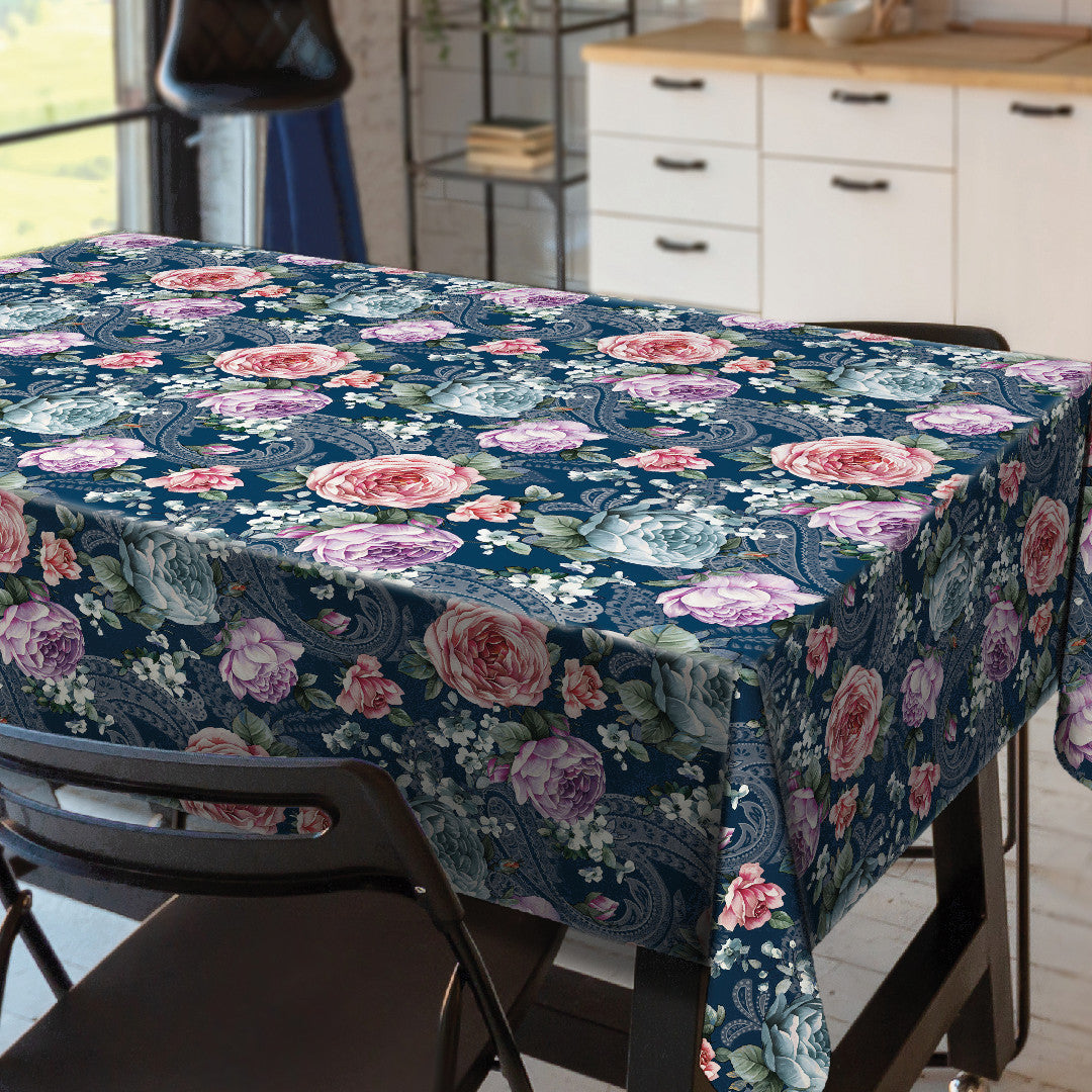 Heritage Rose Blå – Präglad vaxduk med blommor