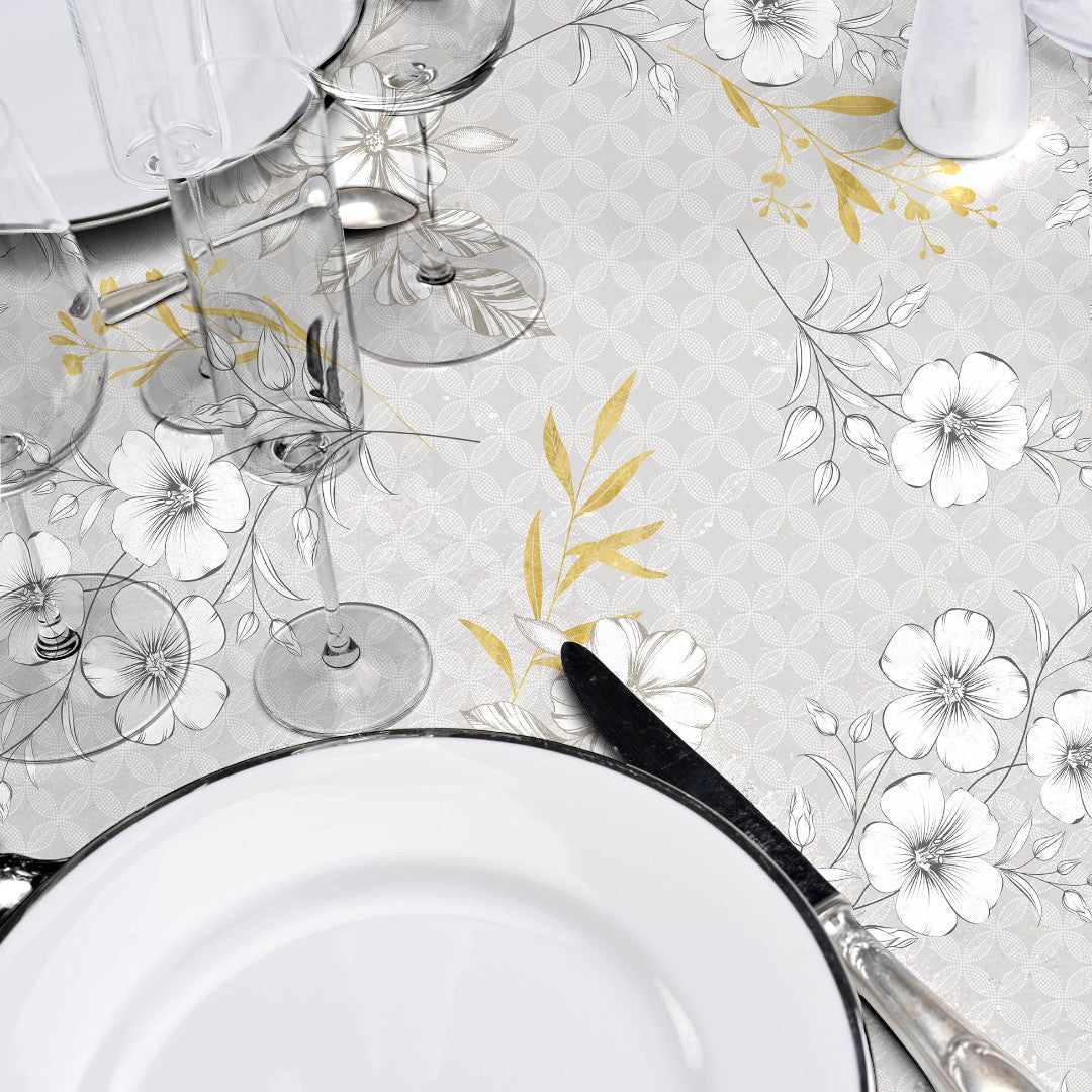 Hortense - Vaxduk med blommor i gyllene och neutrala toner, närbild