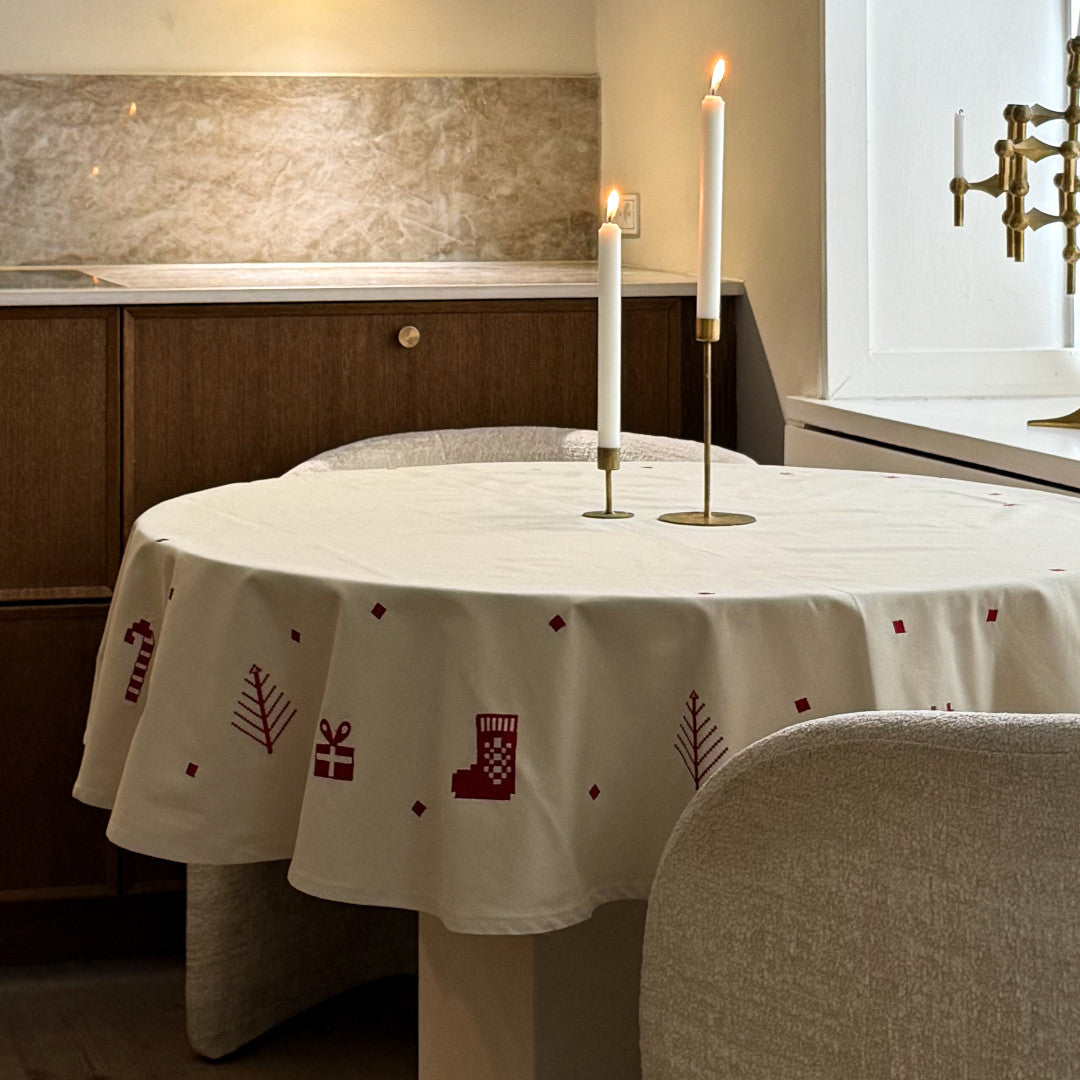 Julia Röd - Broderad julduk/julgransmatta Ø 140 cm, miljö