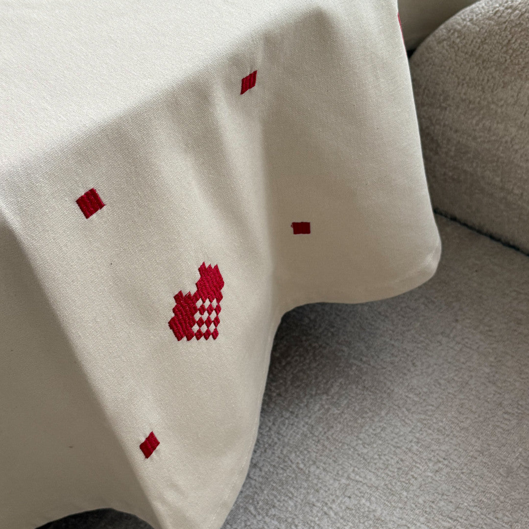 Julia Rød - Broderad julduk/julgransmatta Ø 140 cm, mönster