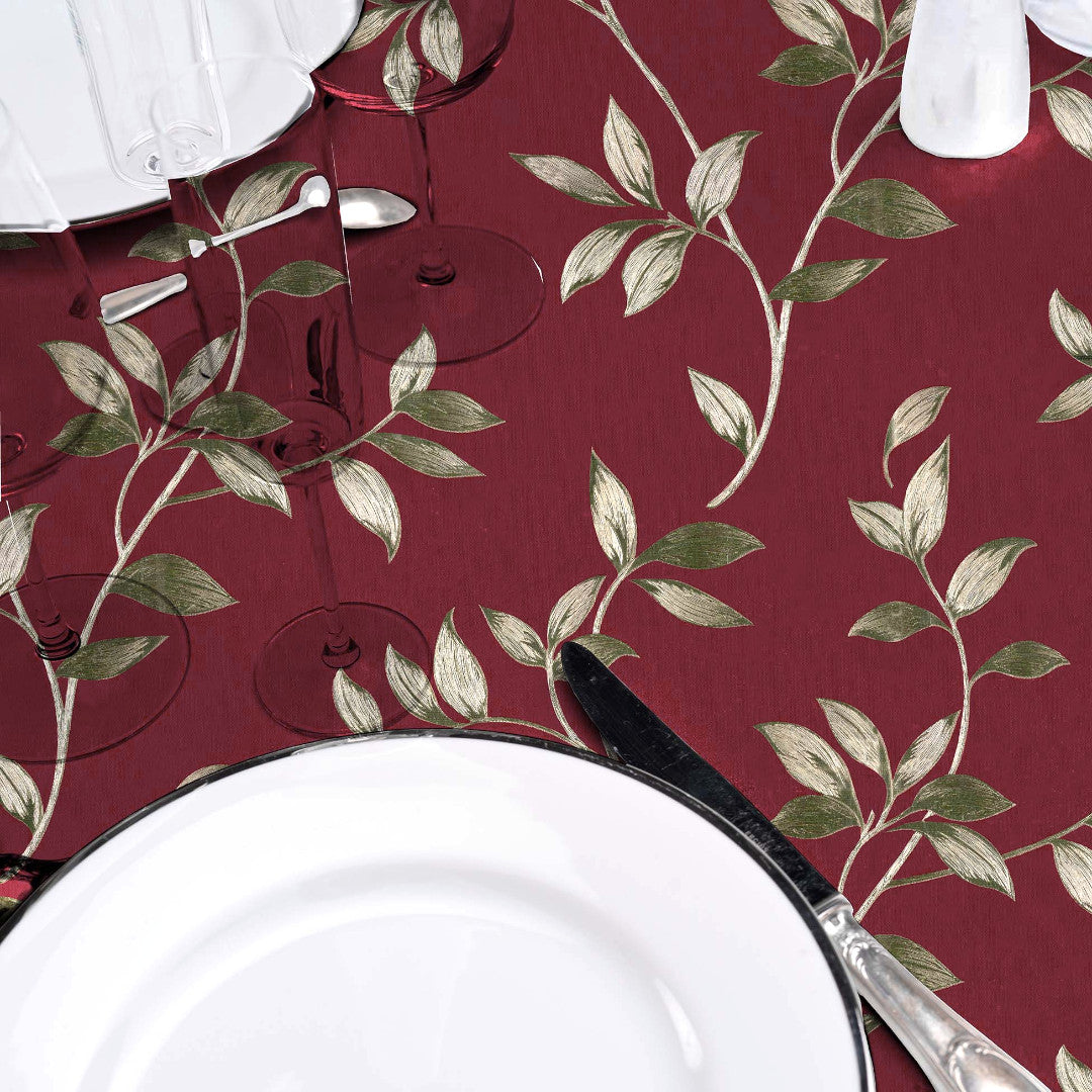 Liane Rouge – Vaxduk i vinrött med gyllene lianer, närbild bord