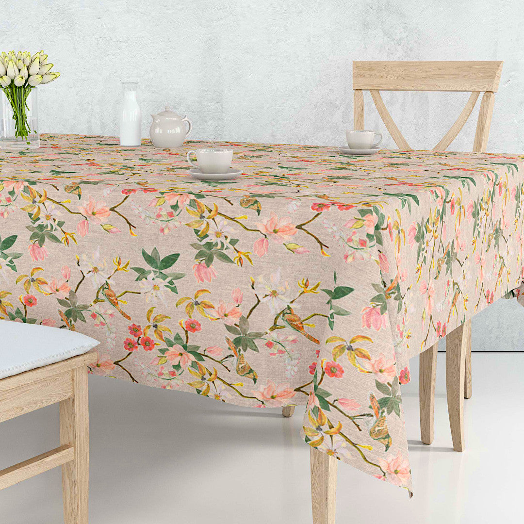 Forårsgren – textilvaxduk i linnelook med blommor och fåglar, 160 cm bred, miljö