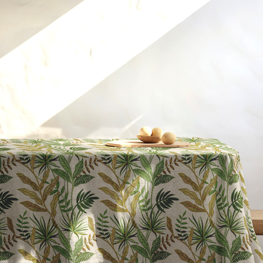 Lino Verdea – Textilvaxduk med botaniskt mönster i elegant linnelook, miljö