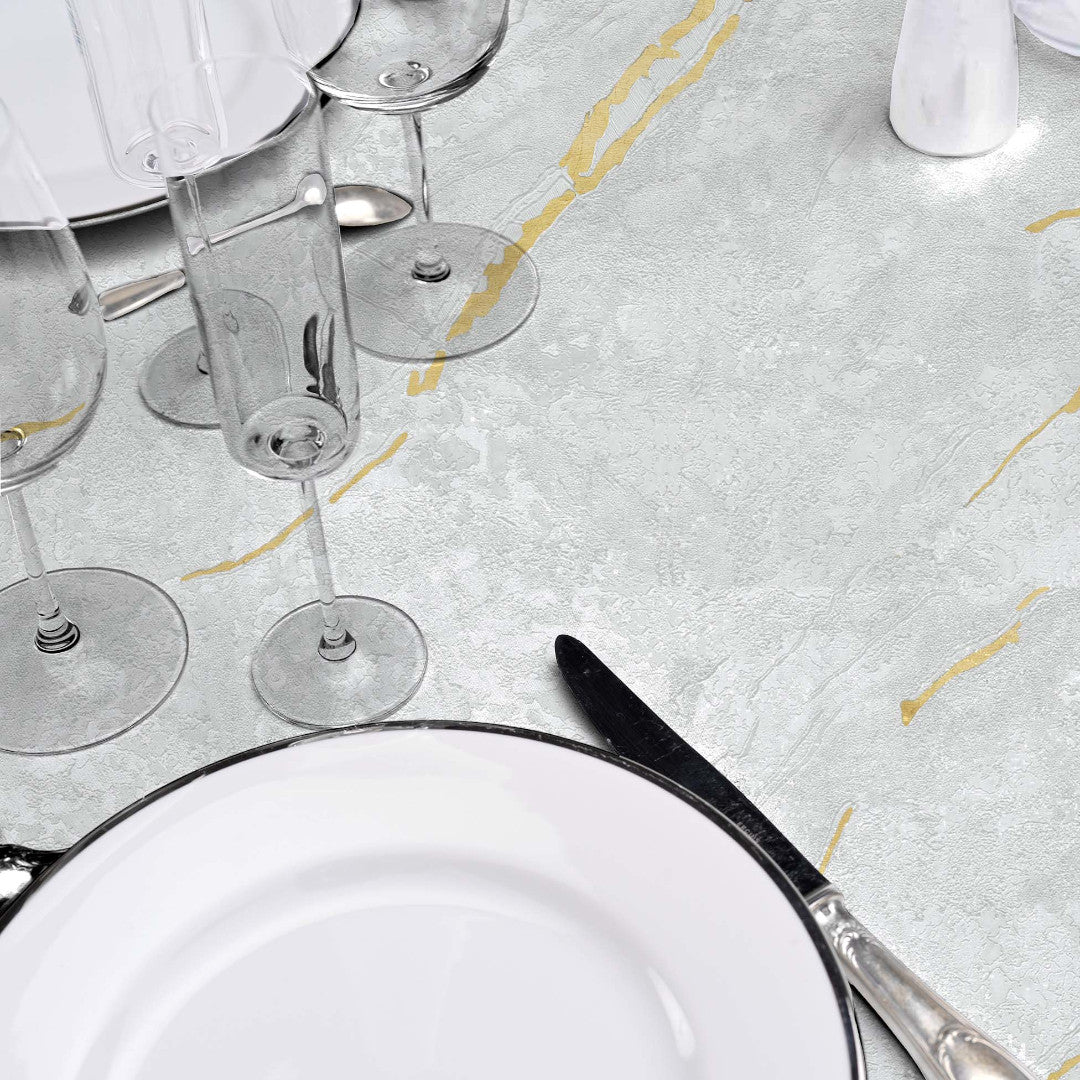 Lustral Metallic – Elegant vaxduk med marmorstruktur och guldådror, närbild