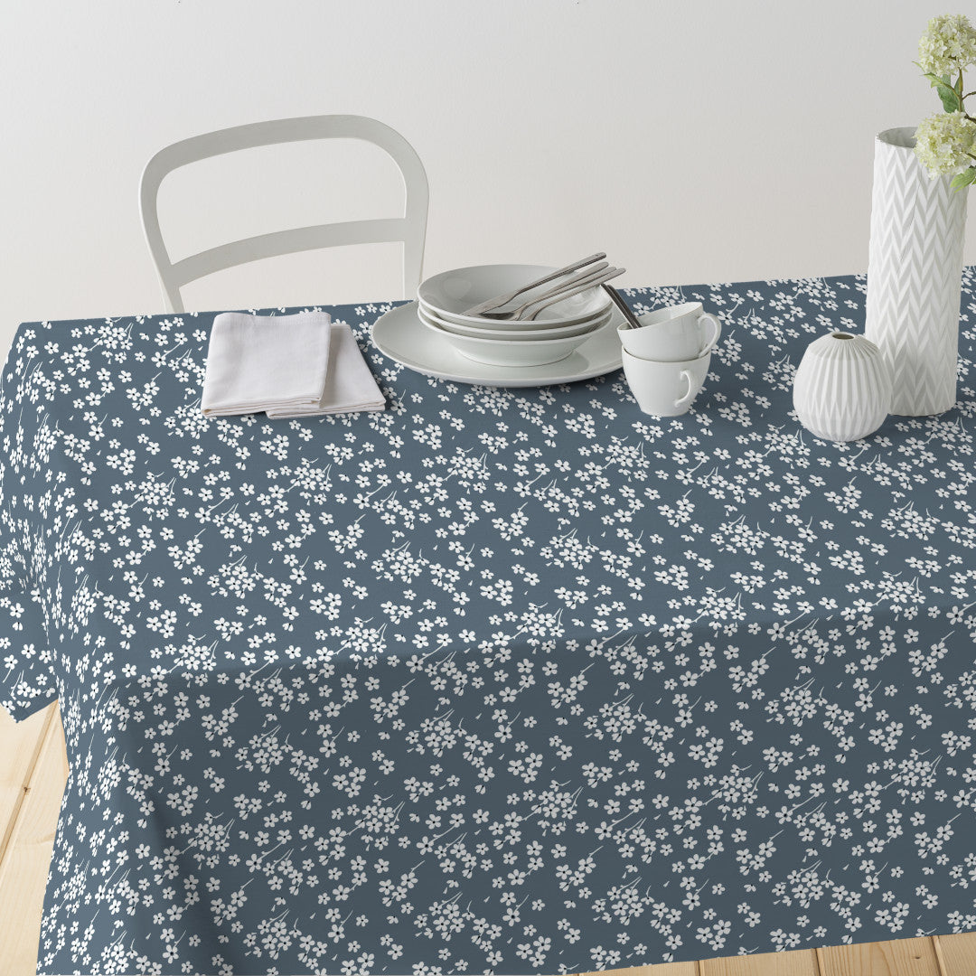 Milflores Dusty Blue - Textilvaxduk med små blommor, bord