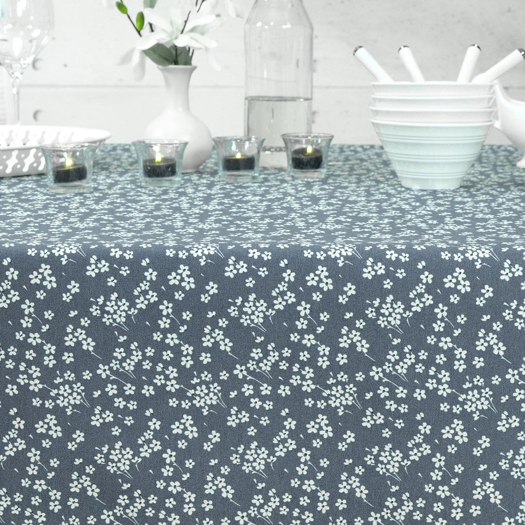 Milflores Dusty Blue - Textilvaxduk med små blommor, mönster