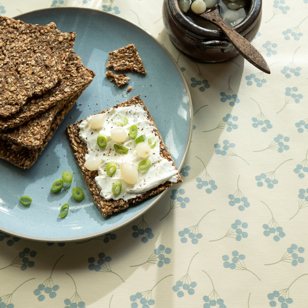 Mimosi North – Captain Cook vaxduk med små grafiska blommor närbild
