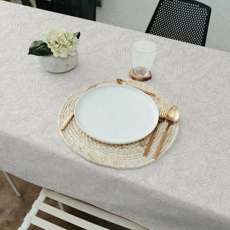 Nanda Beige – Textilvaxduk med mjuka palmblad, miljöbild