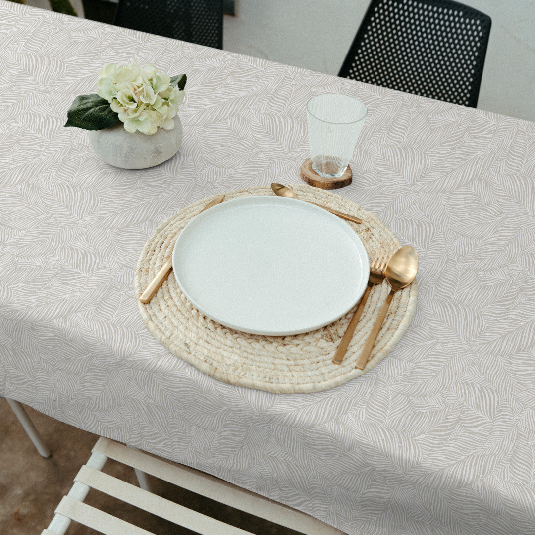 Nanda Beige – Textilvaxduk med mjuka palmblad, miljöbild