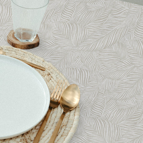 Nanda Beige – Textilvaxduk med mjuka palmblad, närbild