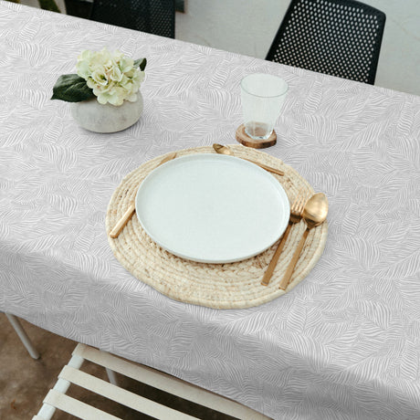 Nanda Grå – Textilvaxduk med mjuka palmblad, miljöbild