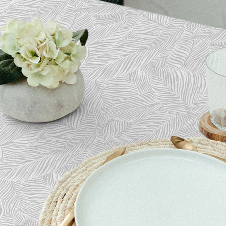 Nanda Grå – Textilvaxduk med mjuka palmblad, närbild