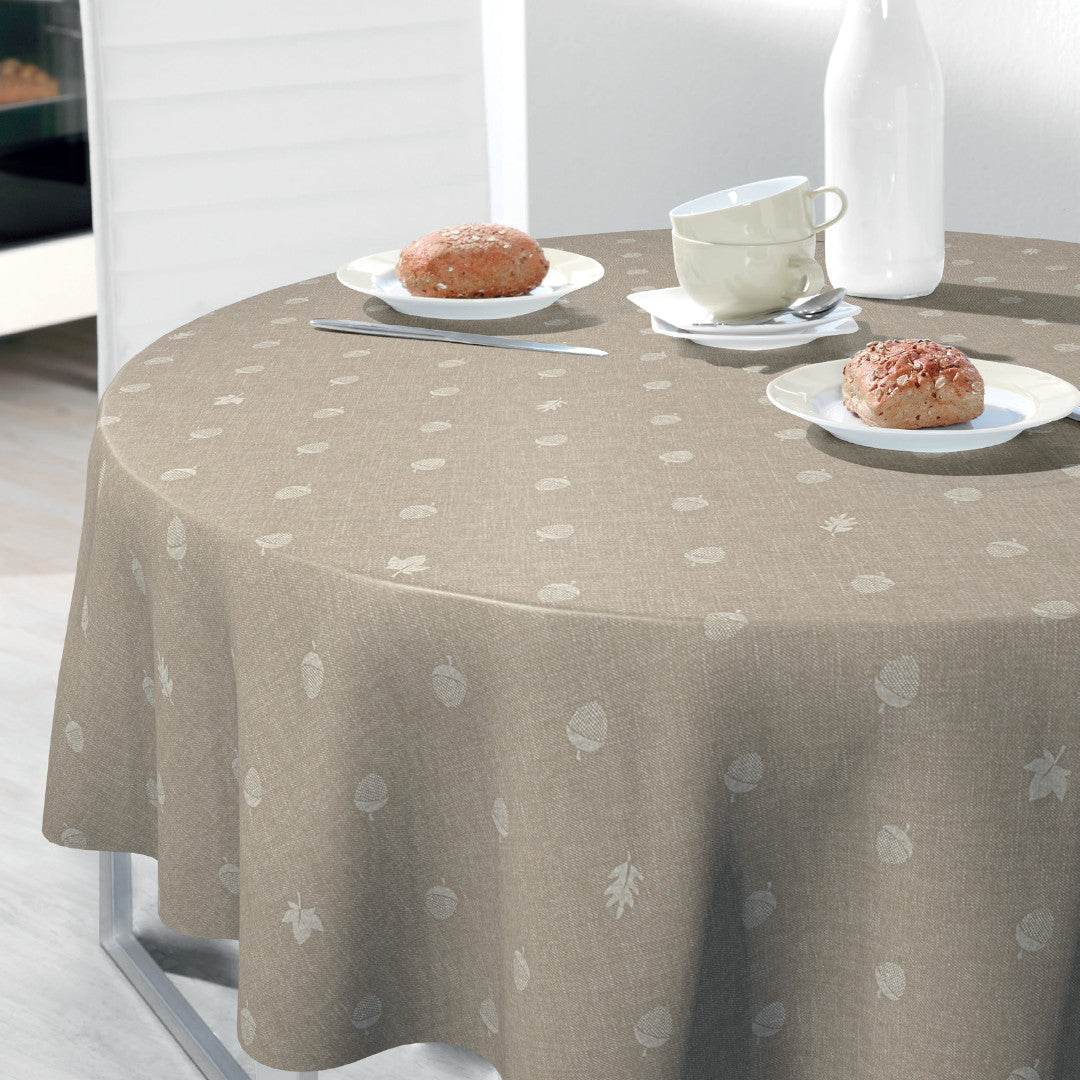 Nordfavn Bolota Beige, rund vaxduk med ekollon och löv i linnelook