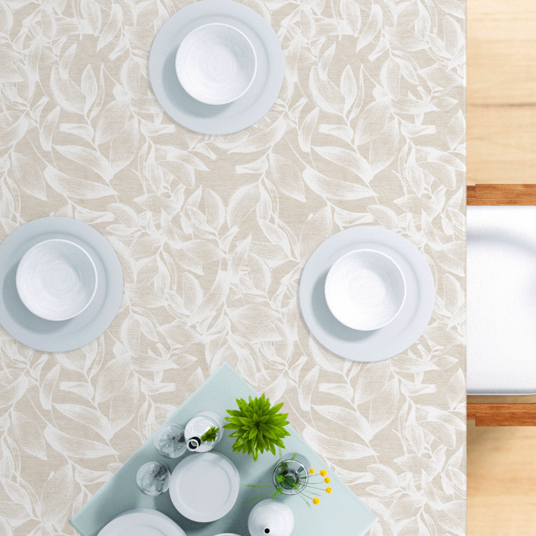 Nordfavn Cloe – Textilvaxduk med botaniskt mönster i naturvita nyanser, bord